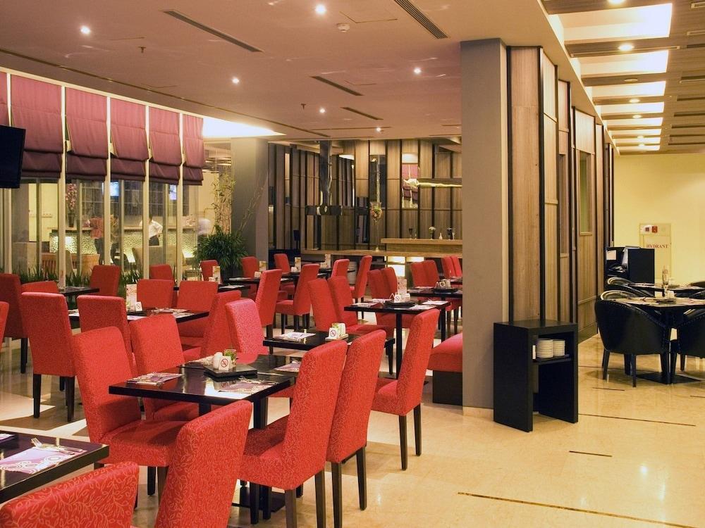 Quest Hotel Simpang Lima - Semarang By Aston Exterior photo