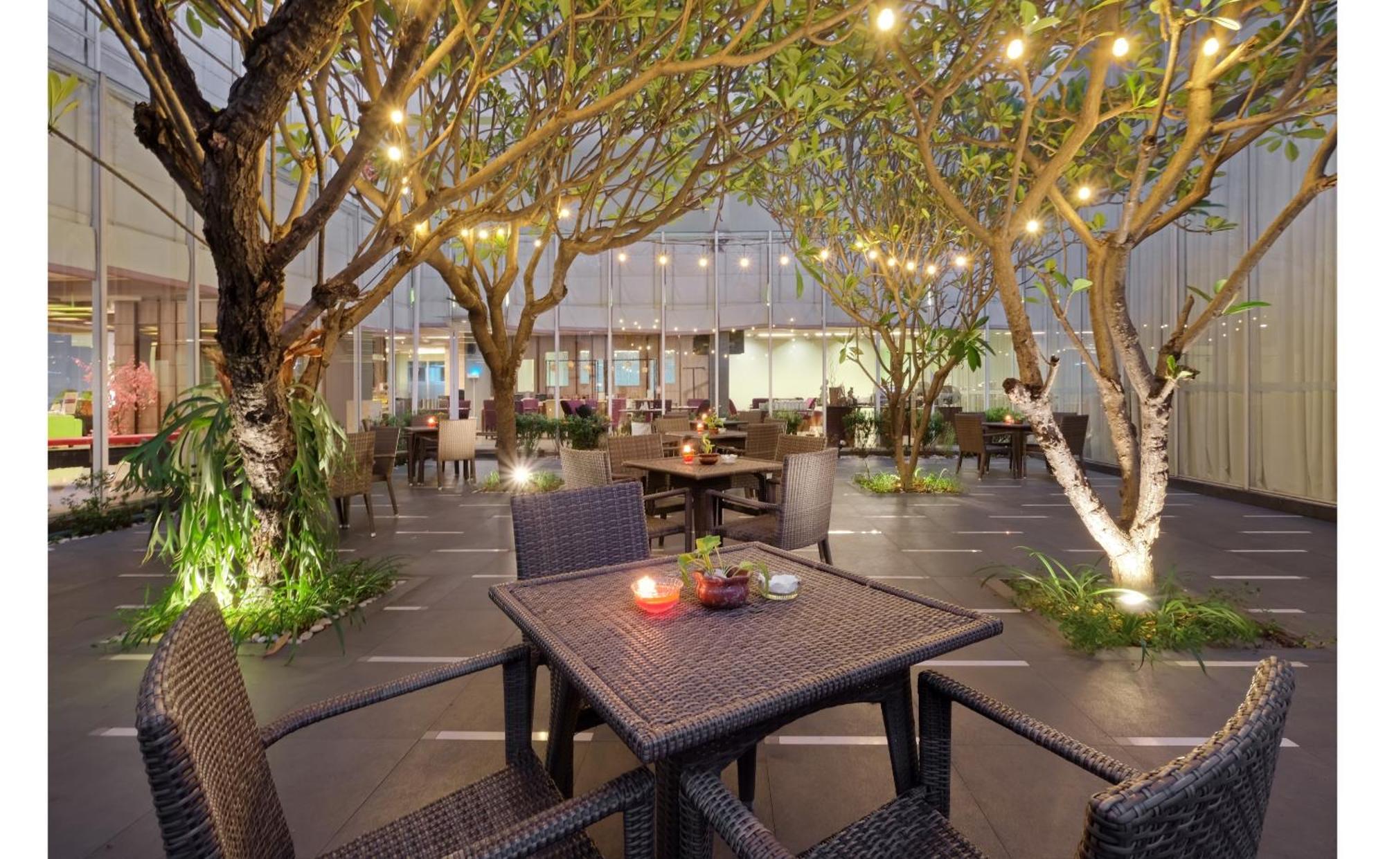 Quest Hotel Simpang Lima - Semarang By Aston Exterior photo