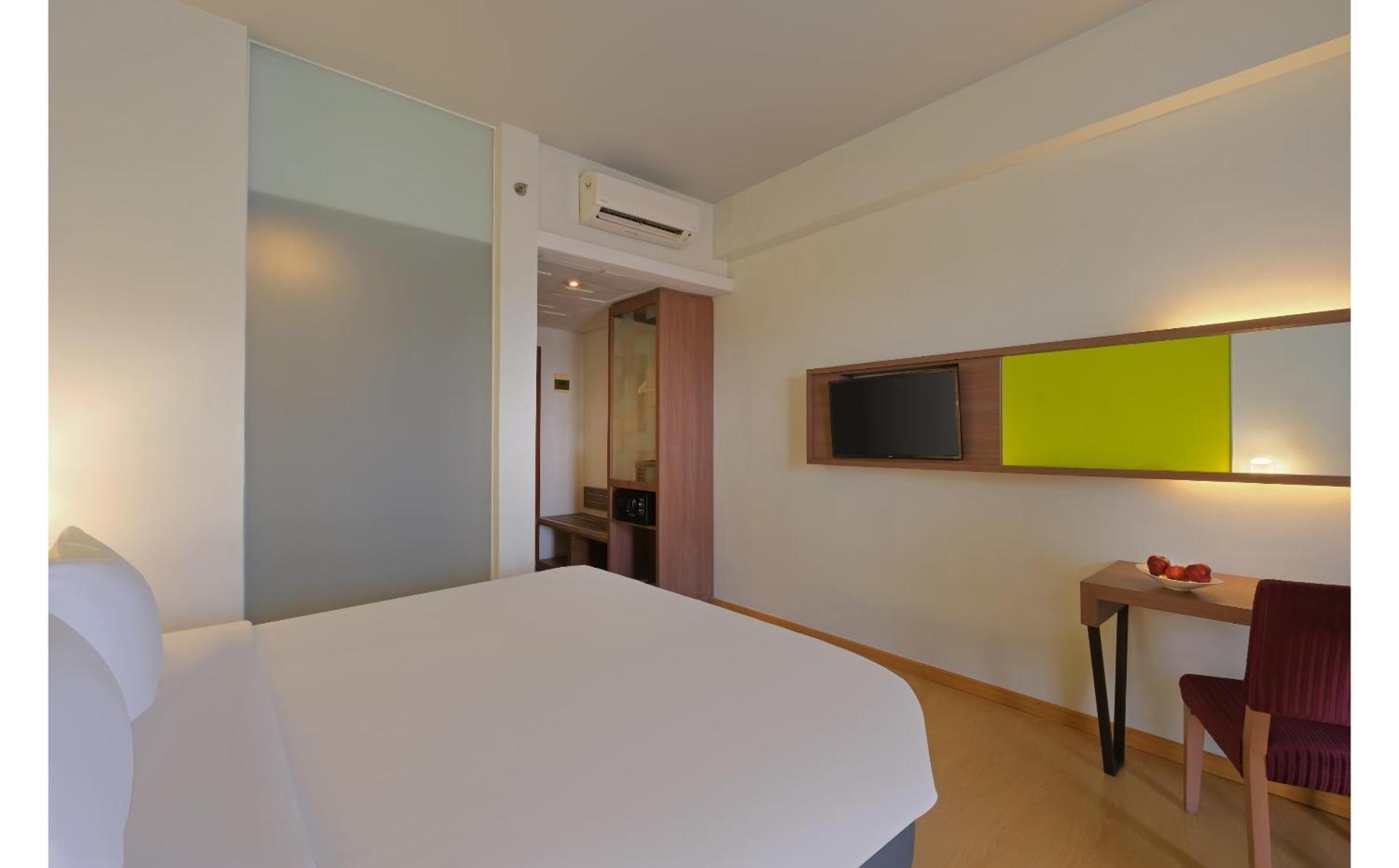 Quest Hotel Simpang Lima - Semarang By Aston Exterior photo