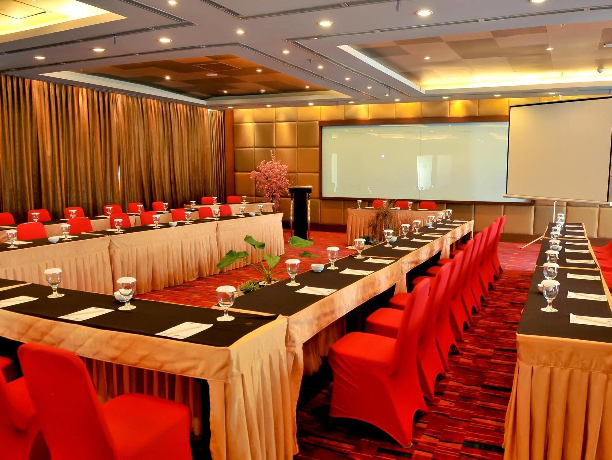 Quest Hotel Simpang Lima - Semarang By Aston Exterior photo