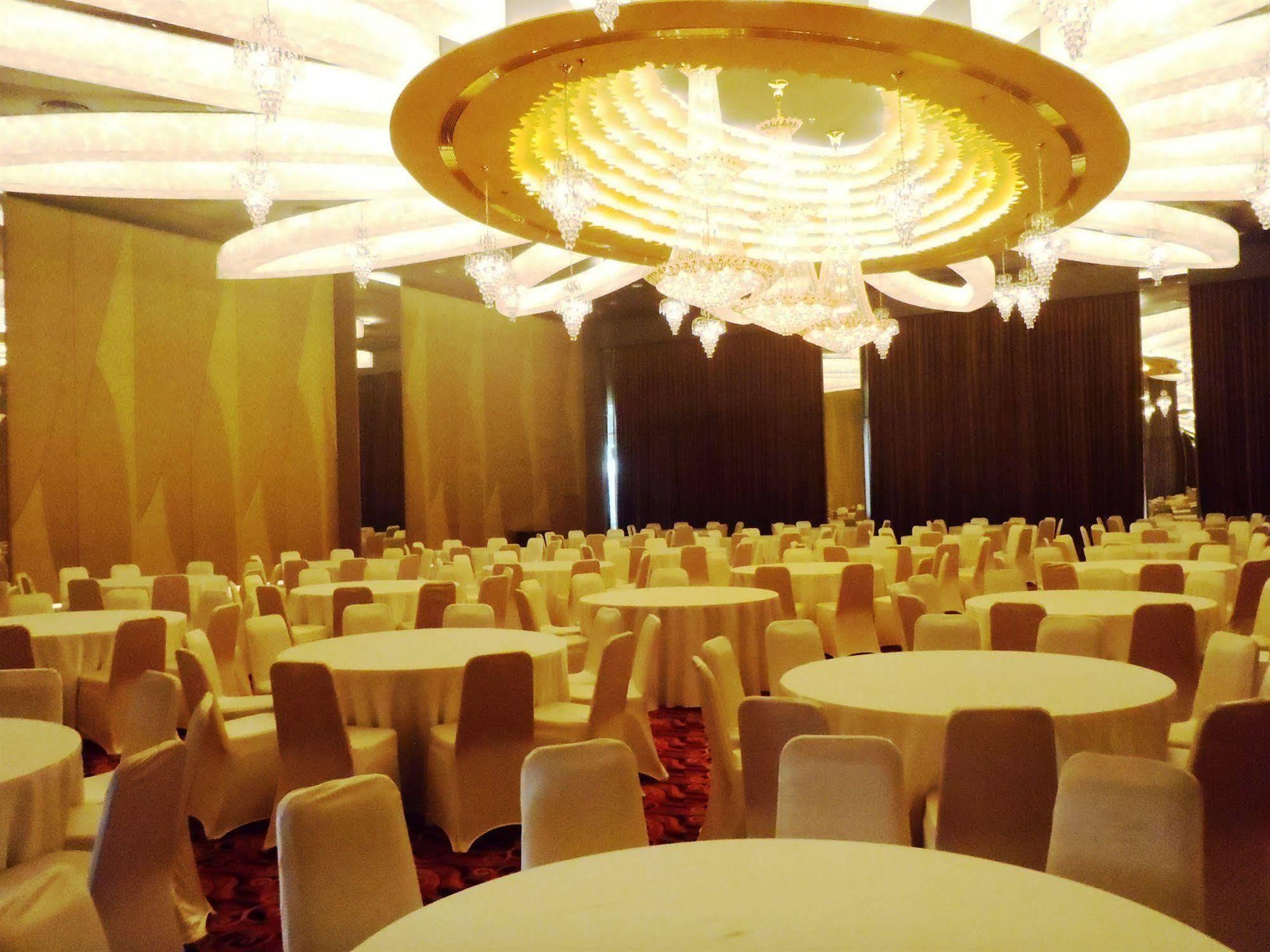 Quest Hotel Simpang Lima - Semarang By Aston Exterior photo